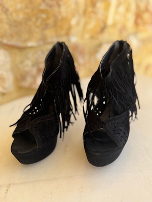 Black Castor Heeled Sandals like new, size 39, platform
