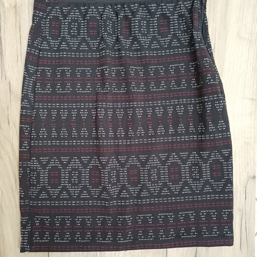 Bershka skirt like new with elastic geometric pattern, small to medium