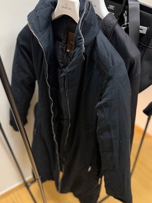 Moncler Μαύρο Τεχνικό Μπουφάν με Πούπουλο, Ζώνη, Μινιμαλιστικό, Σαν Καινούργιο