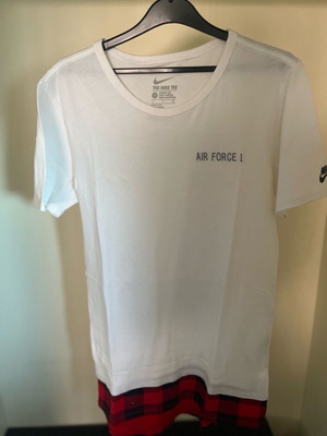 T-shirt Nike small size με καρό κόκκινη λεπτομέρεια στην απόληξη