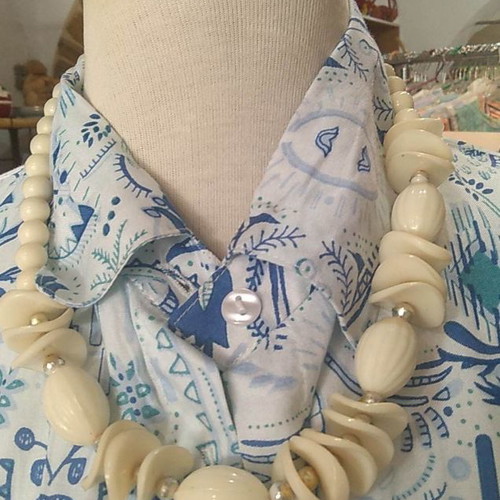 Vintage necklace used, 80s ivory color