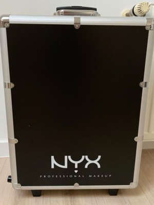 Make Up Station with Lights and Adjustable Height Legs like new