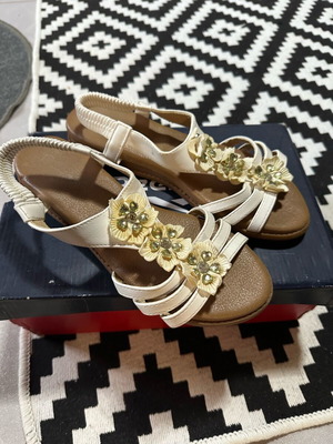 Women's white sandals with decorative flowers and strass, used, size 38