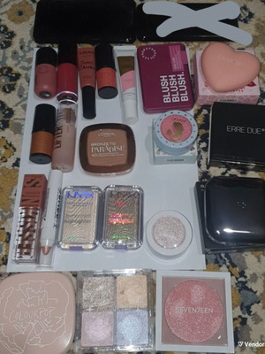 Σετ 22 μεταχειρισμένα blush, highlighter, contour και bronzer