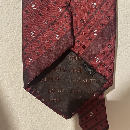 Louis Vuitton tie like new, black and red