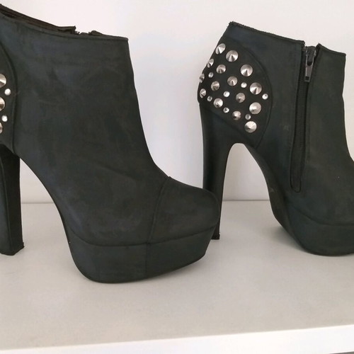 Black ankle boots like new with studs and rhinestones