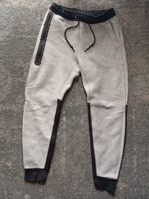 Nike clothes pack like new with tech fleece sweatpant, hoodies, and polo