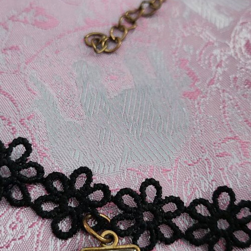 Choker necklace used
