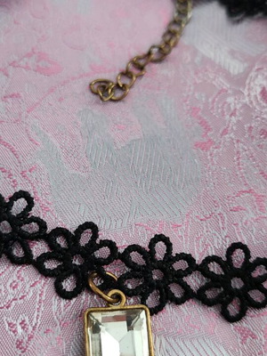 Choker necklace used