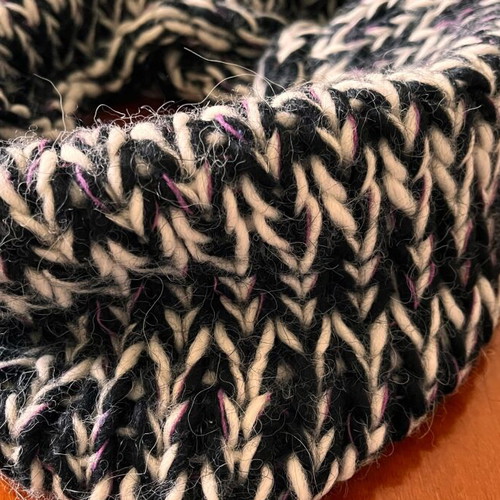 Benetton neck scarf like new, black and white with pink tones