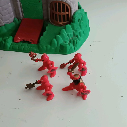 Fisher-Price castle with knights used, 7 figures