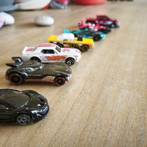 Hot Wheels Die-Cast Toy Cars Set of 7 1:64 Scale like new