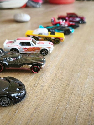 Hot Wheels Die-Cast Toy Cars Set of 7 1:64 Scale like new