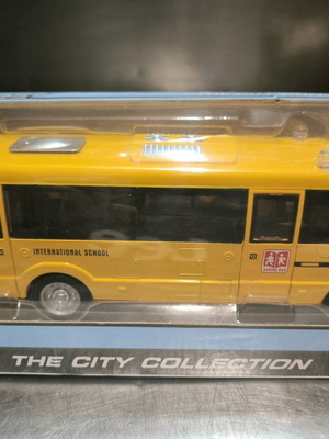 Toy bus 1:24 scale with light, sound, and opening parts new