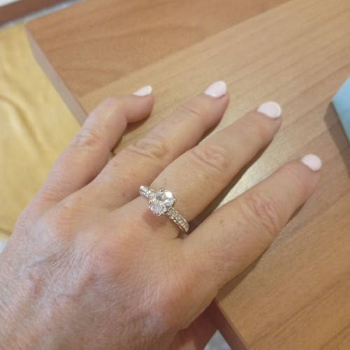 Ring like new, shiny, solitaire look, white color