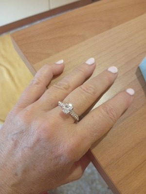 Ring like new, shiny, solitaire look, white color
