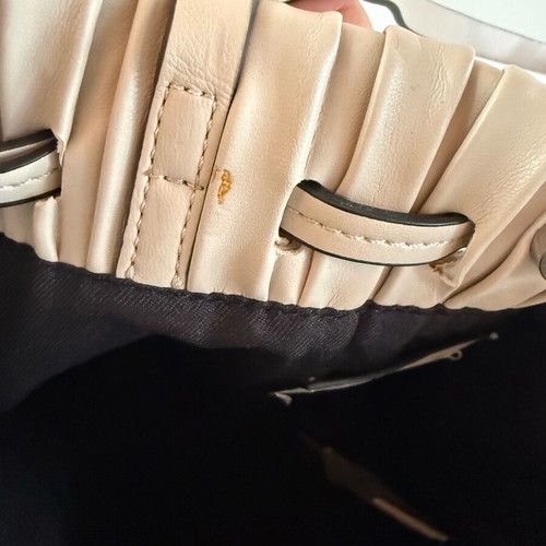 Zara bucket bag used, cream shoulder with magnetic closure