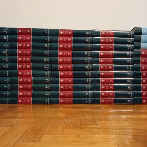 Papyrus Larousse Britannica Encyclopedia set like new, 55 volumes