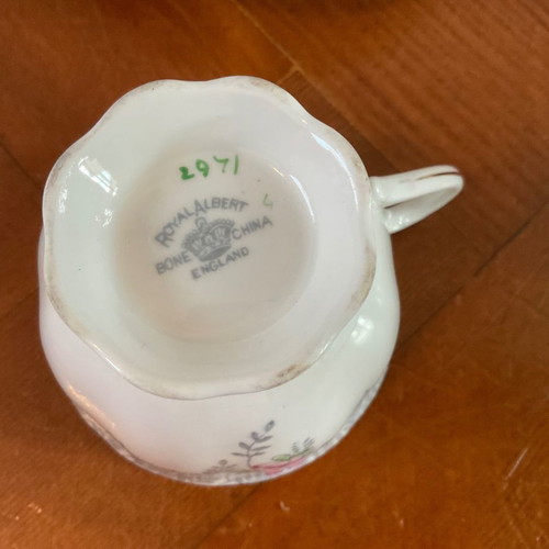 Royal Albert tea set 1940, like new, 12-piece bone china