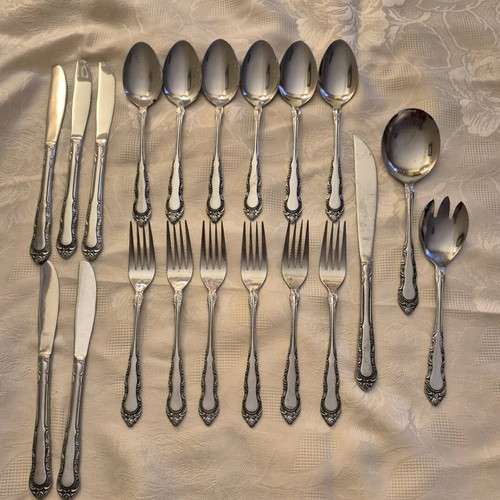 Vintage cutlery set like new, 6 spoons, 6 forks, 7 knives, 2 ladles, small spoon and fork