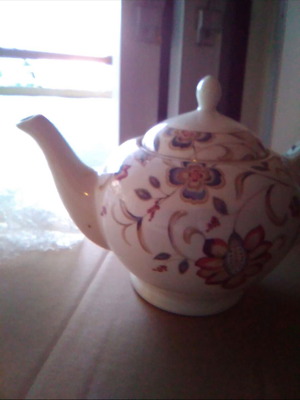Jacobean Churchill teapot like new