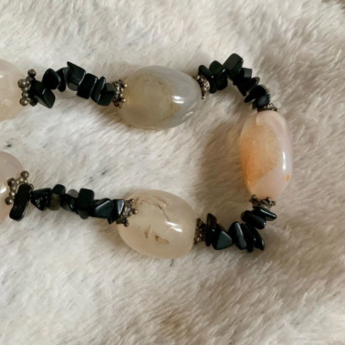 Necklace with natural quartz and black onyx like new