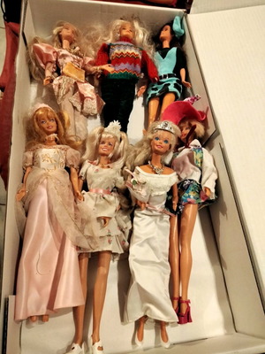 Barbies μεταχειρισμένες, πακέτο 12 (11 κορίτσια και 1 αγόρι) με ρούχα και αξεσουάρ