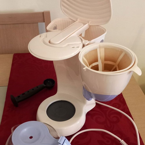 Human filter coffee maker used with glass carafe and water level indicator