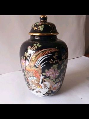 Vintage Asian vase with lid like new