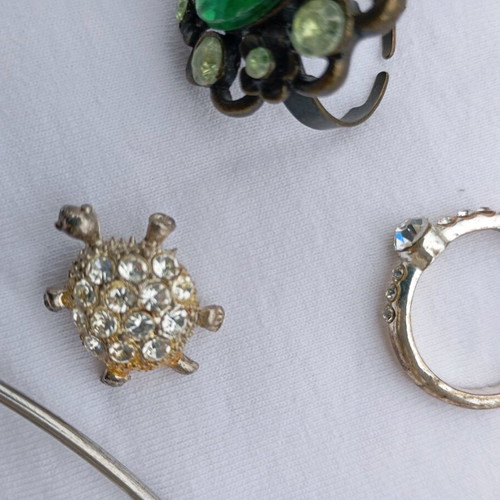 Jewelry like new, assorted gold and silver colors