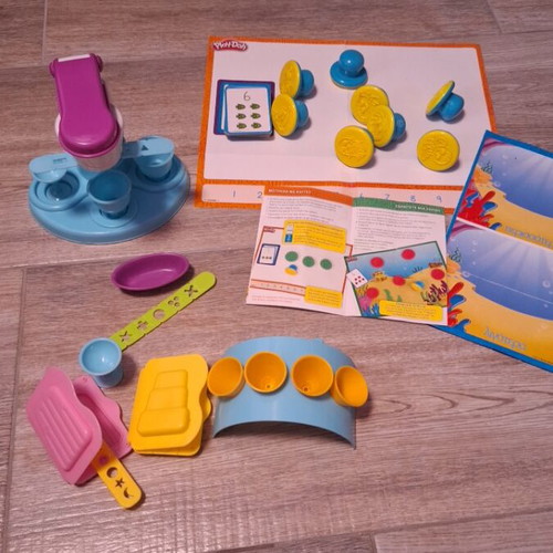 Play Doh modeling set ice cream maker like new with stamps