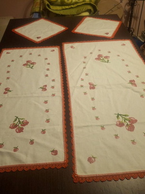 Handmade table runners and napkins like new, set of 2+2