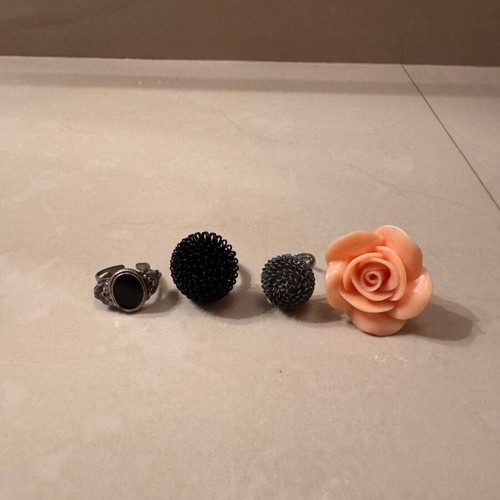 Jewelry set like new with 2 necklaces, 4 rings and 2 earrings, multicolor silver