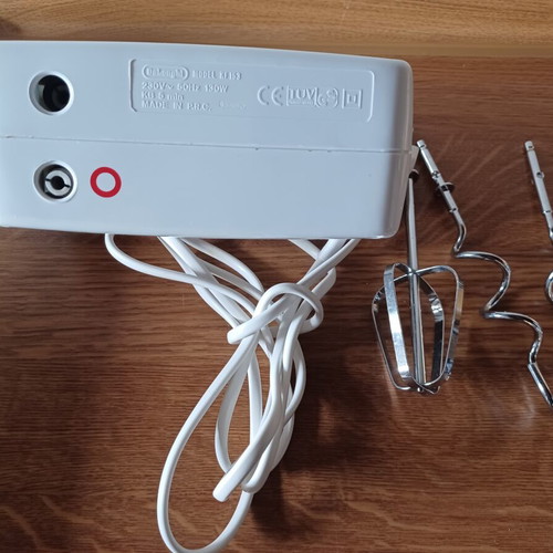 De'Longhi Robo mixer used with stainless steel whisks and dough hooks