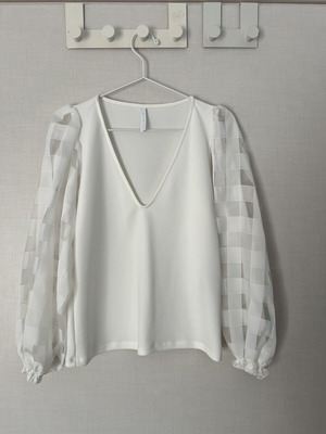 Imperial white blouse like new with wide sleeves and open neckline