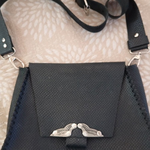 Individual crossbody bag like new, black