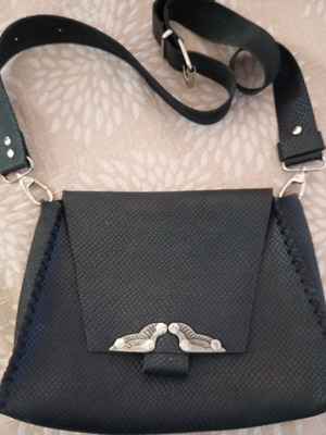 Individual crossbody bag like new, black