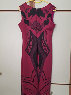 Fitted burgundy midi dress with embossed black geometric patterns