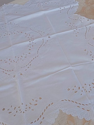 Embroidered square table linen with machine embroidery