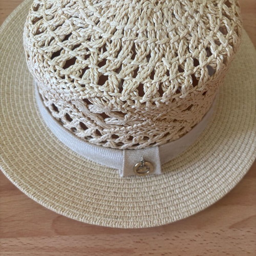 Beach hat like new