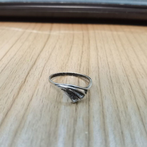 Silver ring with elegant wavy design, 18 mm