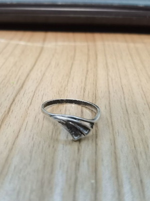 Silver ring with elegant wavy design, 18 mm