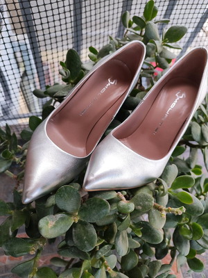 Mourtzi silver leather pumps like new, size 37