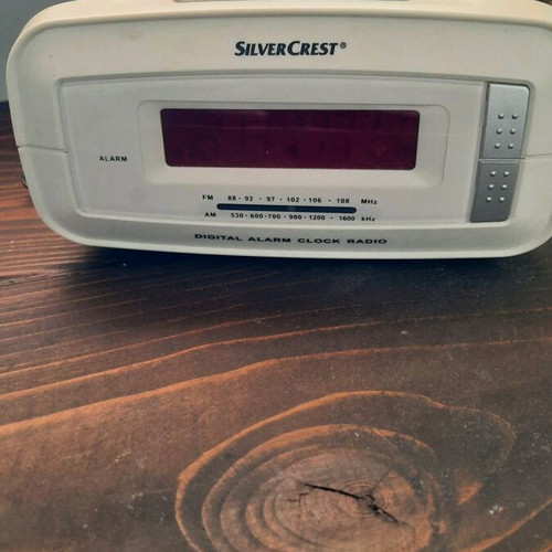 Alarm clock with radio like new, tabletop