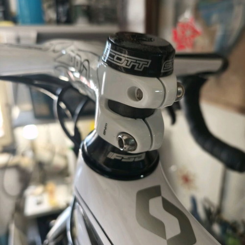 Scott Foil 10 Road Bike 2013 like new, size Small, with Shimano Dura Ace wheels