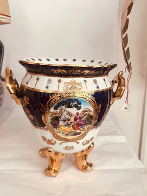 Porcelain cachepot like new with gold details and painting