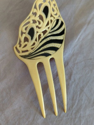 Vintage hair comb used with unique design