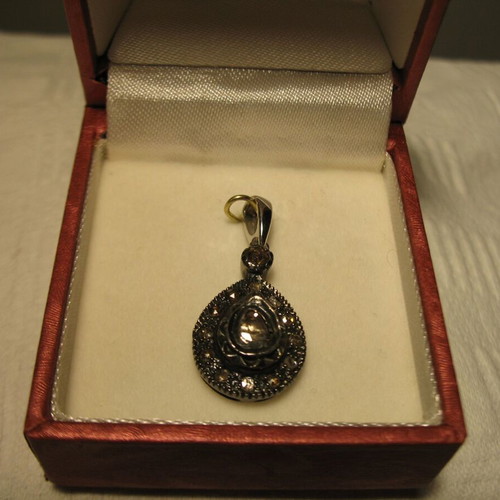 Pendant jewelry with white and yellow diamonds used