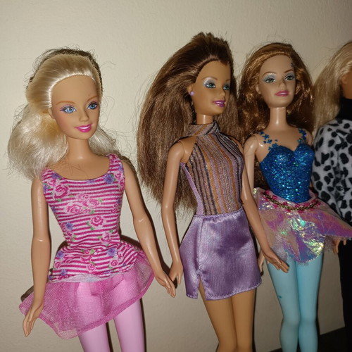 Barbie dolls used, pack with defects