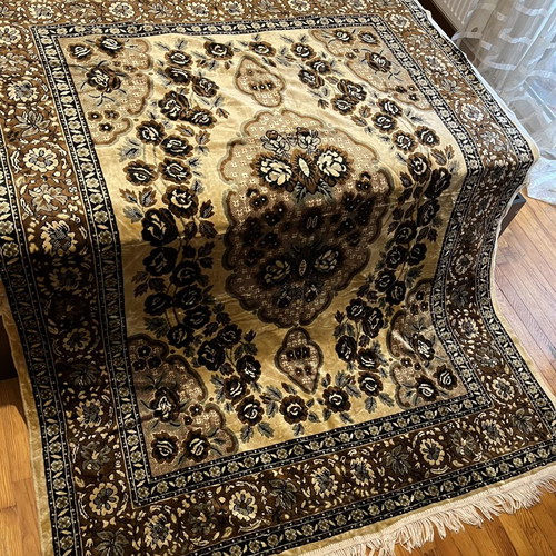 Wool rug like new, very soft and washable